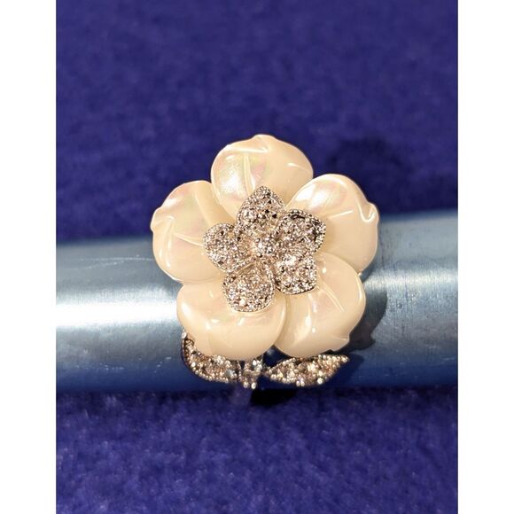 White Pearlescent Petals Rhinestone Center and Petal Ring Size 7.25 - Picture 1 of 10
